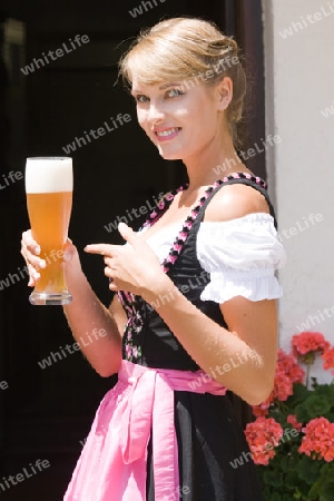 Junge Frau im Dirndl mit Wei?bier 