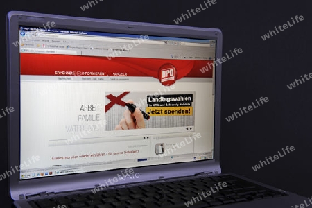 Website, Internetseite, Internetauftritt der NPD auf Bildschirm von Sony Vaio  Notebook, Laptop