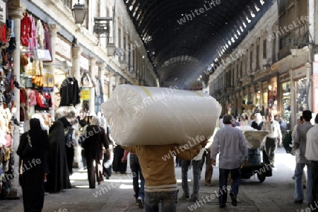 Eine Gasse mit Geschaeften im Souq in der Altstadt der Syrischen Hauptstadt Damaskus