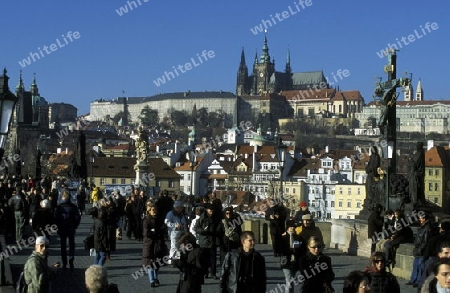 Auf der Karlsbruecke ueber dem Vltava Fluss von Prag der Hauptstadt der Tschechischen Republik.