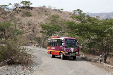 Asien, Suedostasien, Ost Timor, Timor-Leste, Timor, Venilale, Landschaft, Bus, Transport, Strasse, Reisen, 
Ein Bus auf einer Hauptstrasse bei Venilale im zentralen Ost Timor in Ost Timor in Suedost Asien.       (Urs Flueeler) 