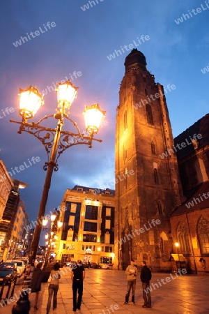 Die Elisabethkirche beim Stray Rynek Platz  in der Altstadt von Wroclaw oder Breslau im westen von Polen.  