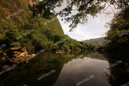 Die Landschaft am Nam Don oder Don River beim Dorf Tha Falang von Tham Pa Fa unweit der Stadt Tha Khaek in zentral Laos an der Grenze zu Thailand in Suedostasien.