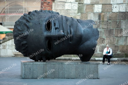 Der Maly Rynek Platz mit Kunst in der Altstadt von Krakau im sueden von Polen. 