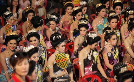 Eine Miss Kandidatin anlaesslich der Miss Wahl beim Bun Bang Fai oder Rocket Festival in Yasothon im Isan im Nordosten von Thailand. 