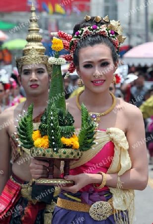 Eine traditionelle Tanz Gruppe zeigt sich an der Festparade beim Bun Bang Fai oder Rocket Festival in Yasothon im Isan im Nordosten von Thailand. 