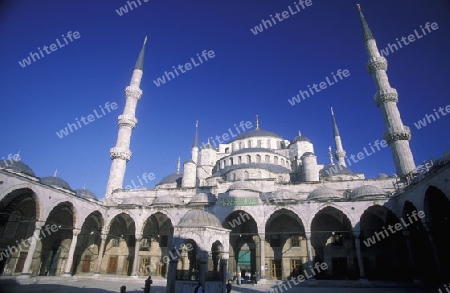 Die Blaue Moschee im Stadtteil Sulranahmet in Istanbul in der Tuerkey.