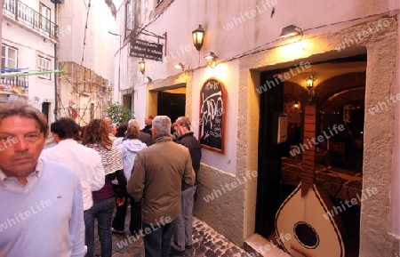 Ein Fado Restaurant in einer Gasse in der  Altstadt von Alfama in der Innenstadt der Hauptstadt Lissabon in Portugal.    