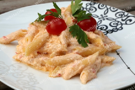 Penne rigate mit italienischer ricotta kaese und kirschtomaten 