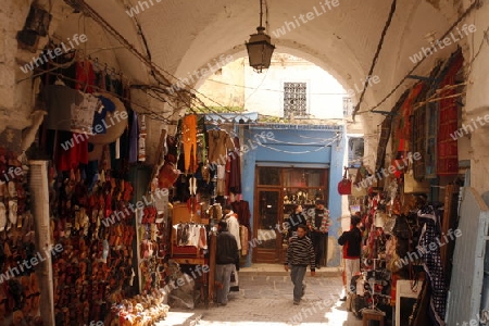 Eine Gasse im Souq oder Bazzar in der Altstadt  von Tunis am Mittelmeer in Tunesien in Nordafrika..