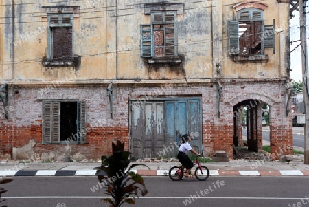 Ein kolloniales Haus in der Stadt Savannahet in zentral Laos an der Grenze zu Thailand in Suedostasien.