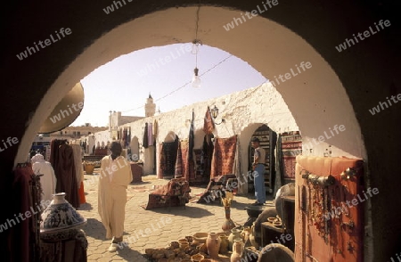 Der Markt auf dem Dorfplatz in der Altstadt von Douz im Sueden von Tunesien in Nordafrika. 