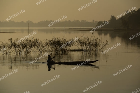 Ein Fischer auf dem See in Amnat Charoen im Isan im osten von Thailand,