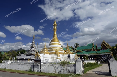 Der Tempel Wat Jong Kham und Jong Klang am See Nong Jong Kham im Dorf Mae Hong Son im norden von Thailand in Suedostasien.