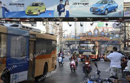 Eine Strasse im Stadtgebiet um Pratunam im Zentrum der Hauptstadt Bangkok von Thailand in Suedostasien.