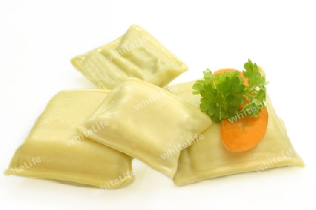 Maultaschen auf hellem Hintergrund