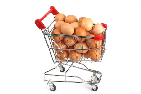 Einkaufswagen mit Eier bef?llt auf hellem Hintergrund