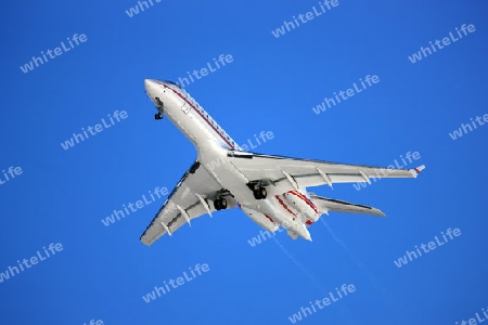 Flugzeug vor strahlend blauem Himmel