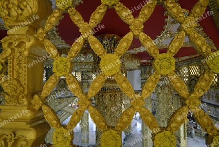 Der Grosse Tempel oder Chedi Phra Maha Chedi Chai Mongkhon auf einem Huegel bei Roi Et in der Provinz Roi Et nordwestlich von Ubon Ratchathani im nordosten von Thailand in Suedostasien.