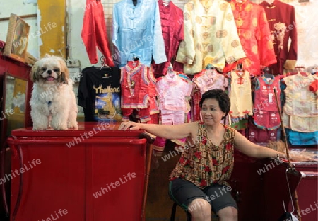 Eine Marktstrasse im China Town von Bangkok der Hauptstadt von Thailand in Suedostasien.