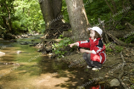 kleines M?dchen bei dem Waldbach