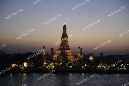 Die Tempelanlage des Wat Arun am Mae Nam Chao Phraya River in der Hauptstadt Bangkok von Thailand in Suedostasien.