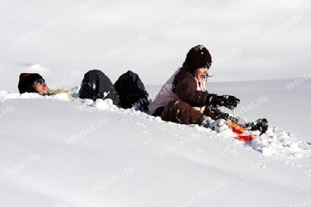 Mutter und Tochter im Schnee