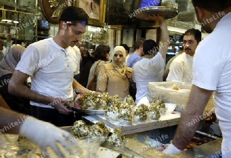 Eine Gasse mit Geschaeften im Souq in der Altstadt der Syrischen Hauptstadt Damaskus