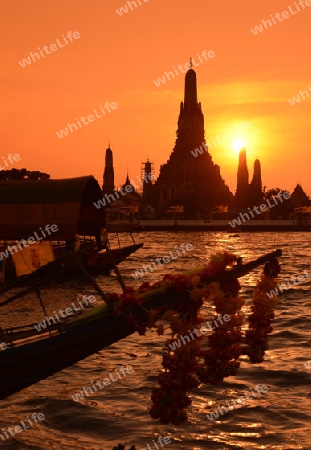 Die Tempelanlage des Wat Arun am Mae Nam Chao Phraya River in der Hauptstadt Bangkok von Thailand in Suedostasien.