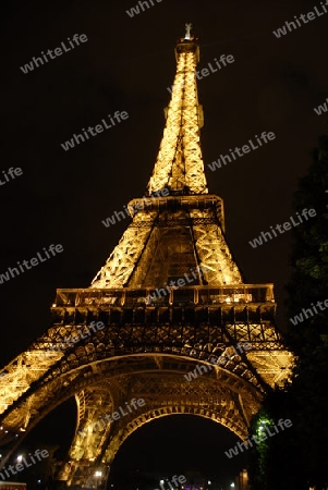 Eiffelturm in Paris bei Nacht