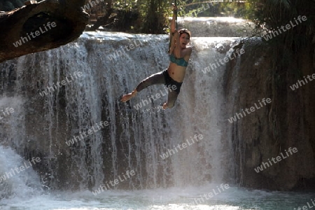 Der Wasserfall Tad Kuang Si bei Luang Prabang in Zentrallaos von Laos in Suedostasien. 