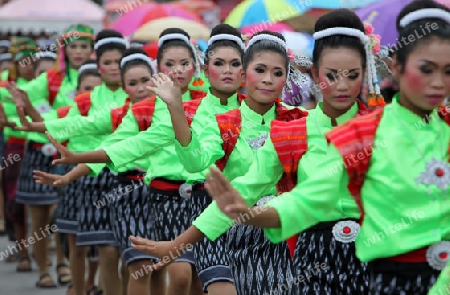 Menschen an der Festparade beim Bun Bang Fai oder Rocket Festival in Yasothon im Isan im Nordosten von Thailand. 