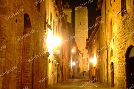 gelbe gasse laterne in der nacht