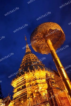 Der Chedi der Tempel Anlage des Wat Phra That Doi Suthep bei Chiang Mai in der Provinz Chiang Mai im Norden von Thailand in Suedostasien.