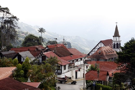 Amerika, Suedamerika, Venezuela, Deutsche Kolonie, Colonia Tovar, Bergdorf,  Die nach Schwarzwaelderstil gebauter Dorfkirche mit dem Dorfzentrum im Bergdorf Colonia Tovar der ehemaligen Deutschen Kollonie aus dem Schwarzwald in der Tropischen Bergl