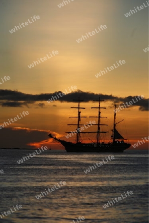 Suedamerika, Karibik, Venezuela, Los Roques, Insel, Atoll, Archipfel, Klima, Reef, Dorfinsel, Segelboot, Dreimaster, Schiff, Sonnenuntergang, Stimmung, Abend,