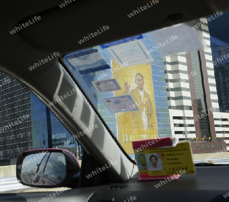 Ein Bild des Thailaendischen Koenig Bhumibol in den Strassen von Bangkok , der Hauptstadt von Thailand in Suedostasien, 