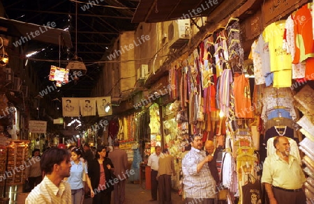 Eine Gasse mit Geschaeften im Souq in der Altstadt der Syrischen Hauptstadt Damaskus