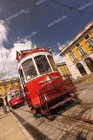 Ein Tram auf dem Praca do Comercio in der Innenstadt der Hauptstadt Lissabon in Portugal.    