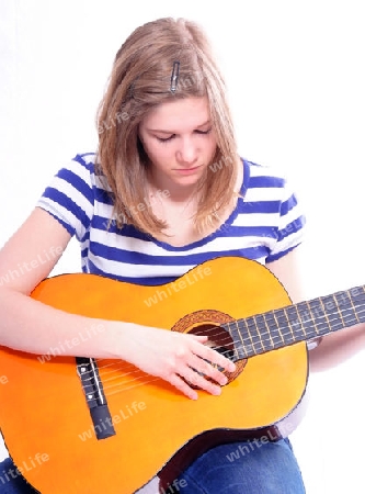 Frau mit akustischer Gitarre