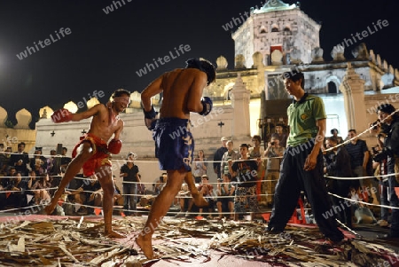 Thai Boxer oder Muay Thai kaempfer bei einem Showkampf vor dem Fort Sumen bei einem Fest im Santichaiprakan Park am Mae Nam Chao Phraya in der Hauptstadt Bangkok von Thailand in Suedostasien.