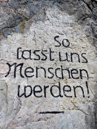 Spruch auf Felswand