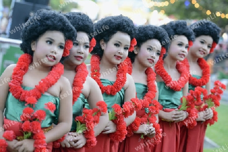 Taenzerinnen bei einem traditionellen Tanz im Santichaiprakan Park am Mae Nam Chao Phraya in der Hauptstadt Bangkok von Thailand in Suedostasien.