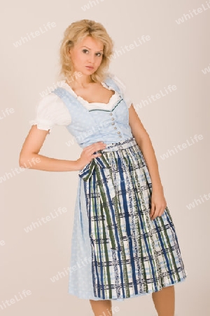 Bayerische  Sch?nheit in Tracht 