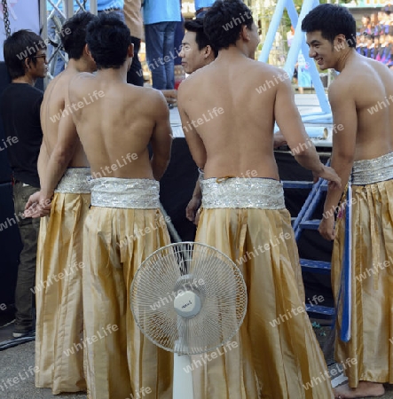 Traditionelle Taenzer an einem Abend vor der alten Stadtmauer am  Pratu Tha Phae Platz in Chiang Mai im norden von Thailand in Suedostasien.