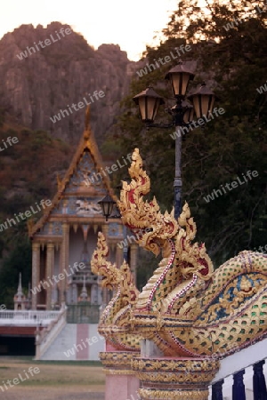 Ein Tempel in der Felsen Landschaft des Khao Sam Roi Yot Nationalpark am Golf von Thailand im Suedwesten von Thailand in Suedostasien. 