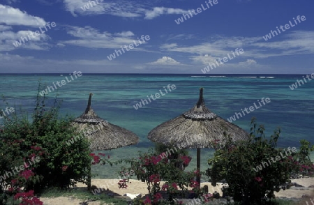 Ein Sandstrand an der Westkueste von Mauritius im Indischen Ozean. 