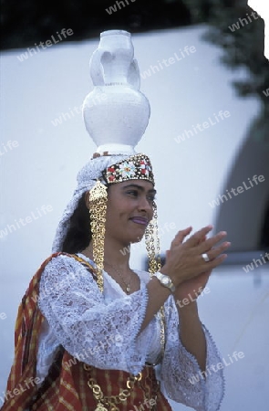 Ein Paar in traditionelle Hochzeitskleidung in Mahdia am Mittelmeer im Nordosten von Tunesien in Nordafrika.