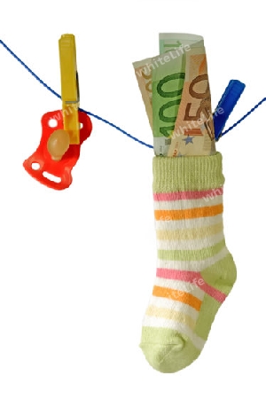 Babysocken mit Geldscheinen auf weissem Hintergrund