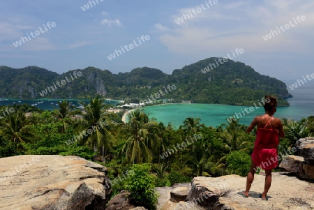 The view from the Viewpoint on the Town of Ko PhiPhi on Ko Phi Phi Island outside of the City of Krabi on the Andaman Sea in the south of Thailand. 